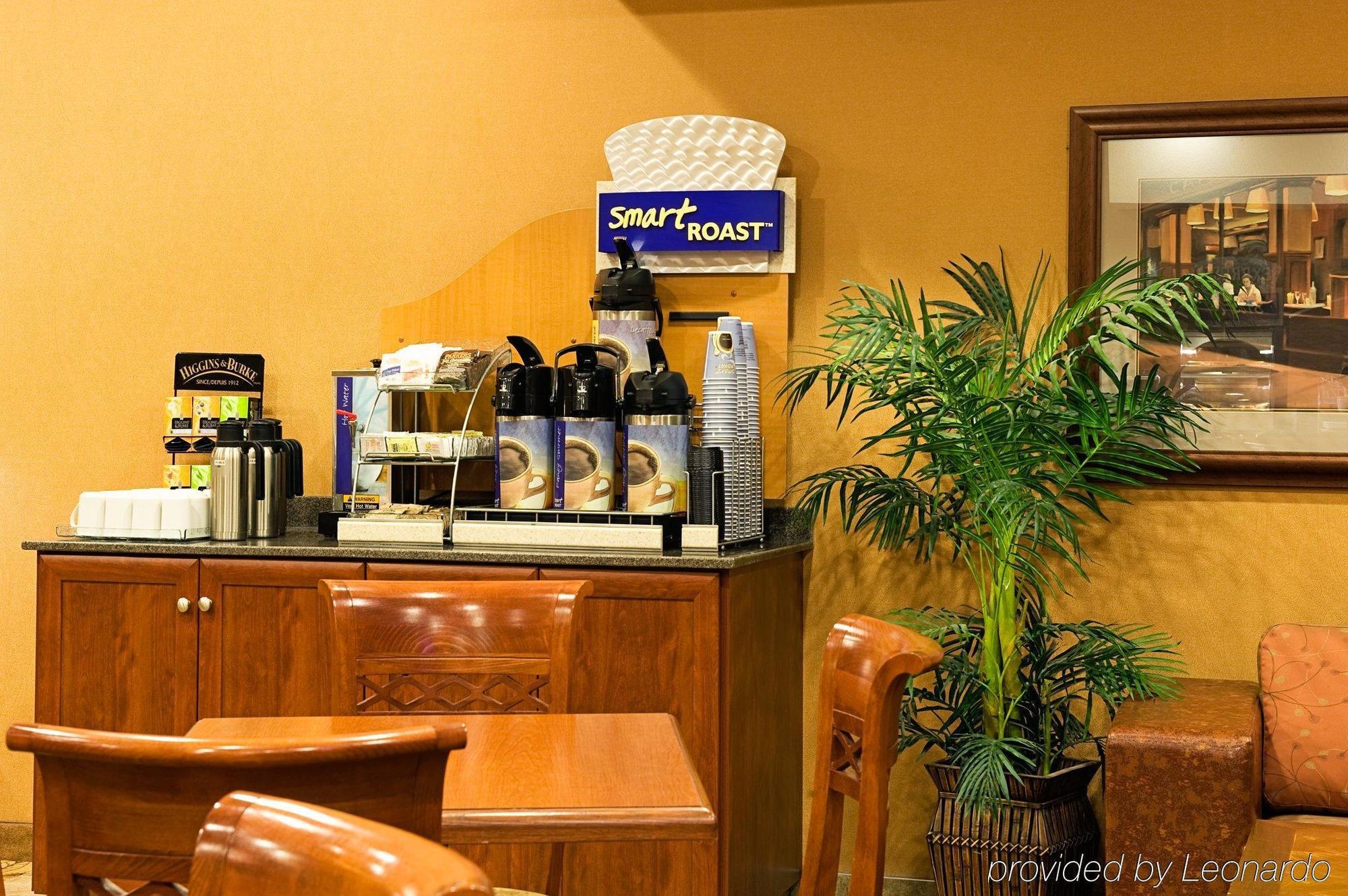 Holiday Inn Express Grande Prairie By Ihg Restaurant photo